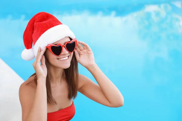 Ung Kvinna Bär Jultomte Hatt Nära Poolen Julsemester — Stockfoto