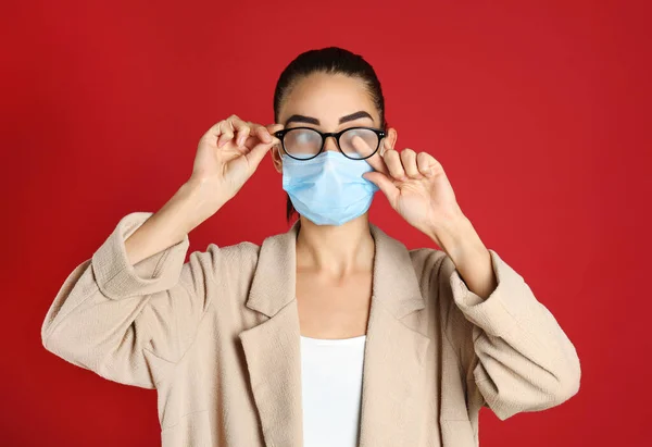 Mujer Limpiando Gafas Niebla Causadas Por Uso Máscara Médica Sobre — Foto de Stock