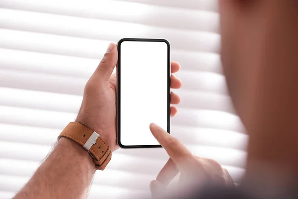 Homem Usando Telefone Celular Com Tela Vazia Perto Janela Dentro — Fotografia de Stock