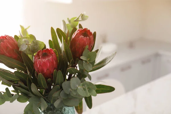 Bouquet Bunga Protea Yang Indah Dan Cabang Eukaliptus Interior Dapur — Stok Foto