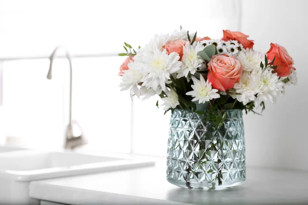 Vase Mit Schönen Blumen Auf Arbeitsplatte Der Küche Platz Für — Stockfoto