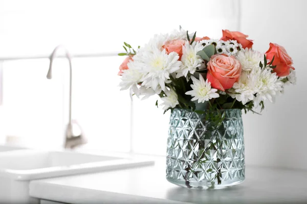 Vaso Con Bellissimi Fiori Sul Piano Lavoro Cucina Spazio Testo — Foto Stock