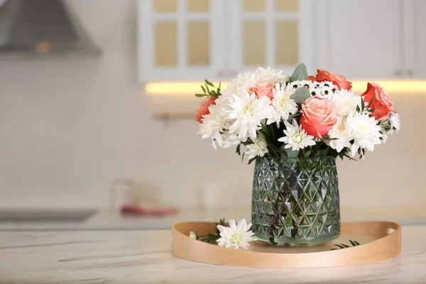 Vaas Met Mooie Bloemen Tafel Keuken Ruimte Voor Tekst Interieur — Stockfoto