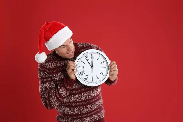 Homem Chapéu Pai Natal Com Relógio Fundo Vermelho Contagem Regressiva — Fotografia de Stock