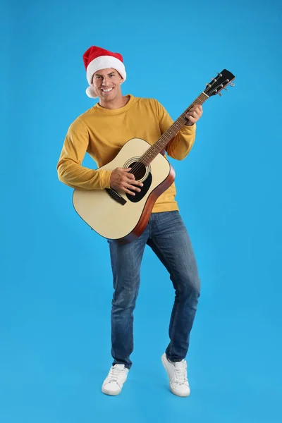 Chapeau Homme Père Noël Jouant Guitare Acoustique Sur Fond Bleu — Photo