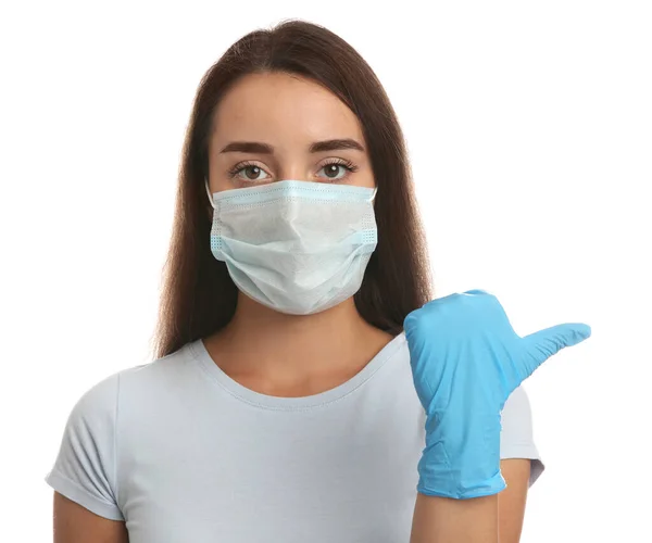 Beyaz Arka Planda Koruyucu Maskeli Tıbbi Eldivenli Bir Kadın — Stok fotoğraf