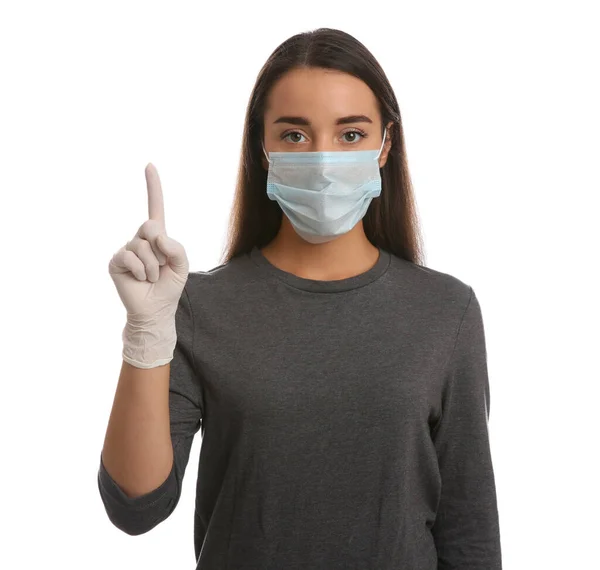 Kvinna Skyddsmask Och Medicinska Handskar Med Upphöjt Pekfinger Vit Bakgrund — Stockfoto