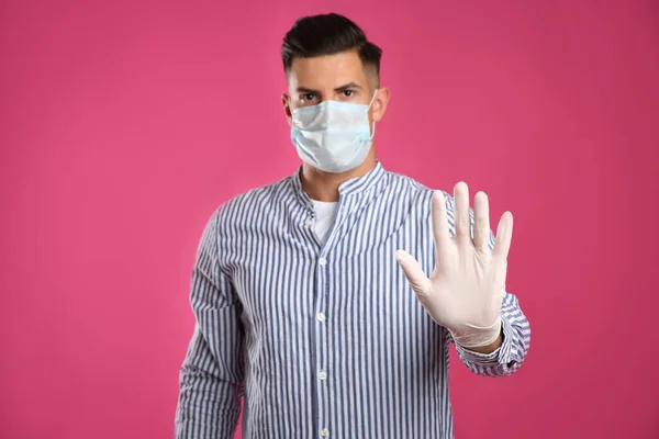 Uomo Maschera Protettiva Viso Guanti Medici Mostrando Gesto Arresto Contro — Foto Stock