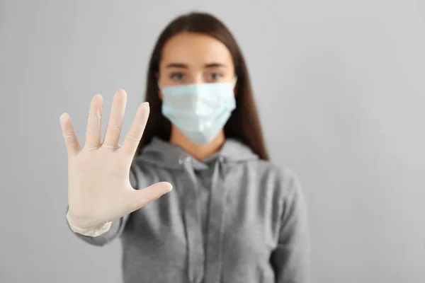 Kvinna Skyddande Ansiktsmask Och Medicinska Handskar Visar Stop Gest Mot — Stockfoto