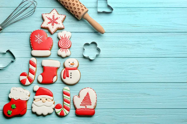 Keukengerei Buurt Van Kerstboom Vorm Gemaakt Van Heerlijke Peperkoek Koekjes — Stockfoto