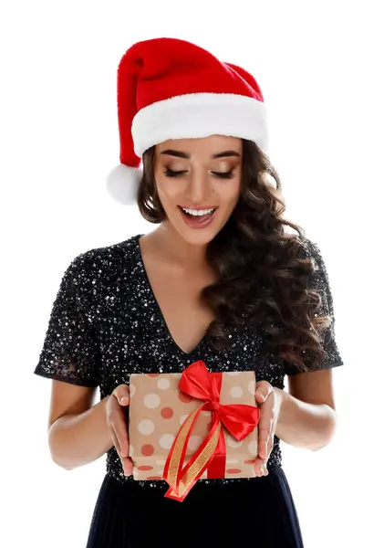 Красивая Женщина Шляпе Санты Рождественским Подарком Белом Фоне — стоковое фото