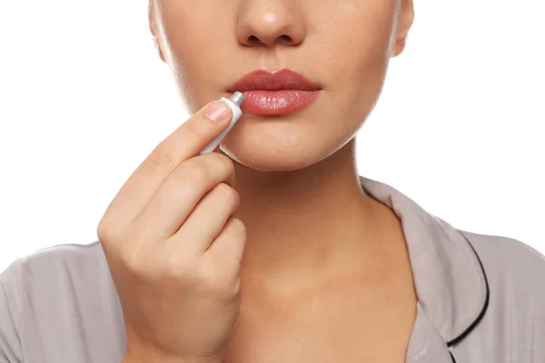 Γυναίκα Έρπη Εφαρμογή Κρέμα Στα Χείλη Λευκό Φόντο Closeup — Φωτογραφία Αρχείου