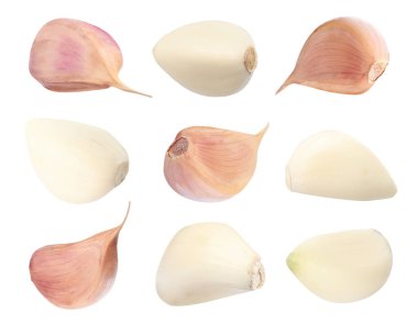 Beyaz arka planda taze sarımsak karanfilleri. 