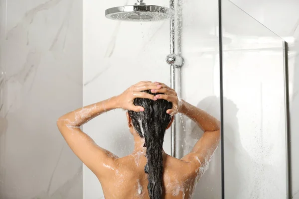 Młoda Kobieta Myjąca Włosy Pod Prysznicem Domu Widok Tyłu — Zdjęcie stockowe