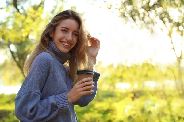 Красива Молода Жінка Чашкою Кави Стильному Светрі Осінньому Парку — стокове фото