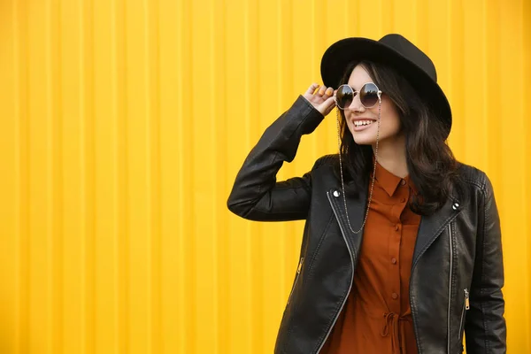 Hermosa Mujer Joven Con Ropa Otoño Con Estilo Cerca Cerca —  Fotos de Stock