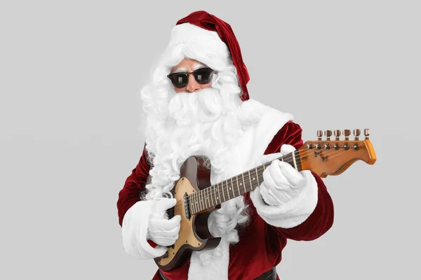 Άγιος Βασίλης Παίζει Ηλεκτρική Κιθάρα Ανοιχτό Γκρι Φόντο Χριστουγεννιάτικη Μουσική — Φωτογραφία Αρχείου