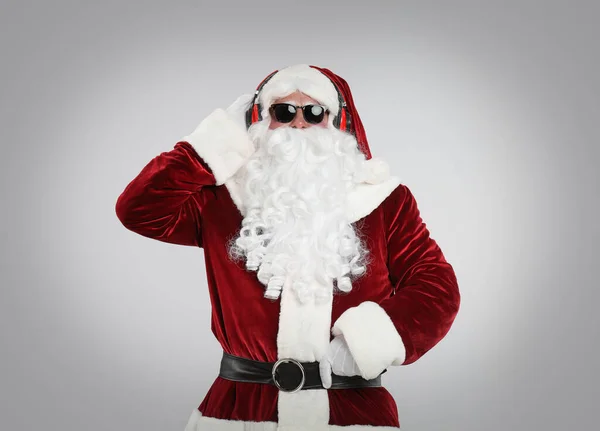 Santa Claus Con Auriculares Escuchando Música Navideña Sobre Fondo Gris — Foto de Stock