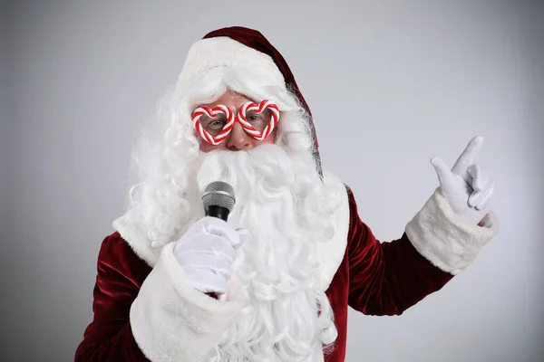 Santa Claus Cantando Con Micrófono Sobre Fondo Gris Claro Música —  Fotos de Stock