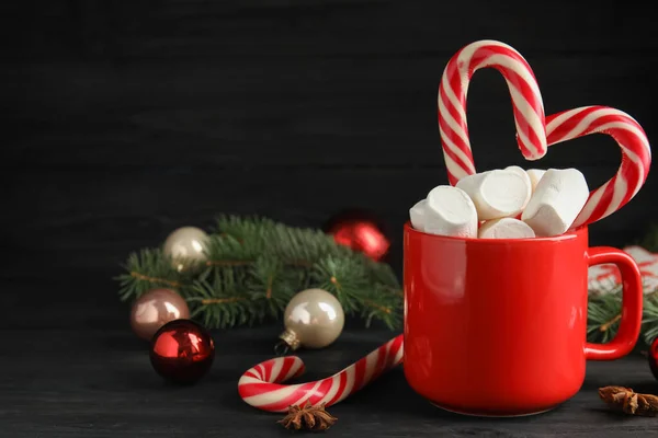 Чашка Вкусного Какао Зефиром Леденцами Рождественским Декором Черном Деревянном Столе — стоковое фото