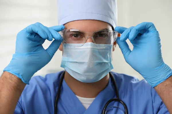 Doctor Protective Mask Glasses Medical Gloves Light Background — Stock Photo, Image