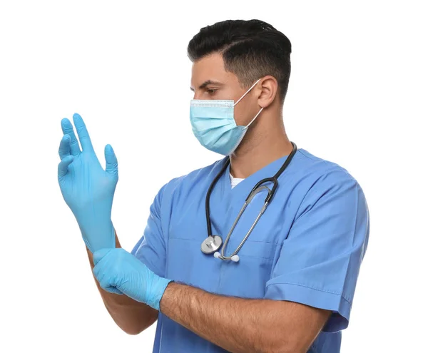 Koruyucu Maskeli Doktor Beyaz Arka Plana Tıbbi Eldiven Takıyor — Stok fotoğraf