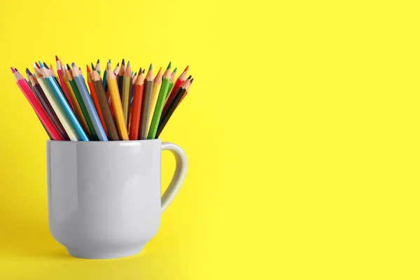 Crayons Colorés Tasse Claire Sur Fond Jaune Espace Pour Texte — Photo