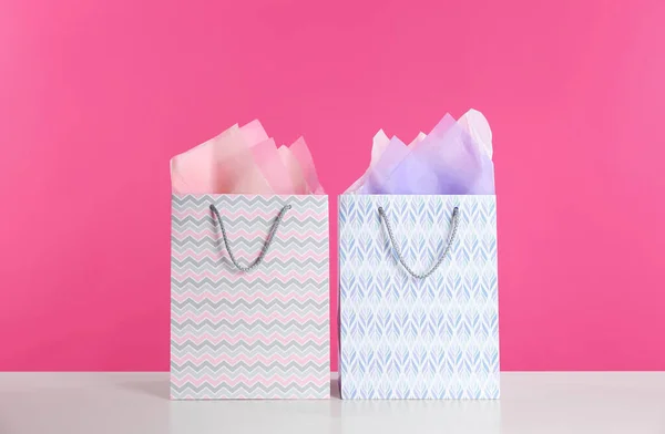 Bolsas Regalo Con Papel Sobre Mesa Blanca Sobre Fondo Rosa — Foto de Stock