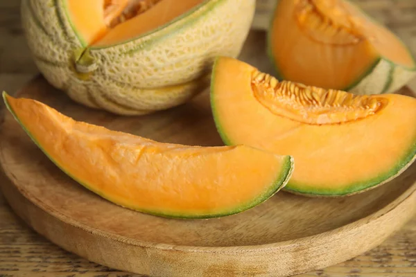 Lekkere Verse Gesneden Meloenen Houten Dienblad Close — Stockfoto