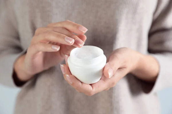 Mujer Joven Sosteniendo Tarro Crema Sobre Fondo Gris Primer Plano — Foto de Stock