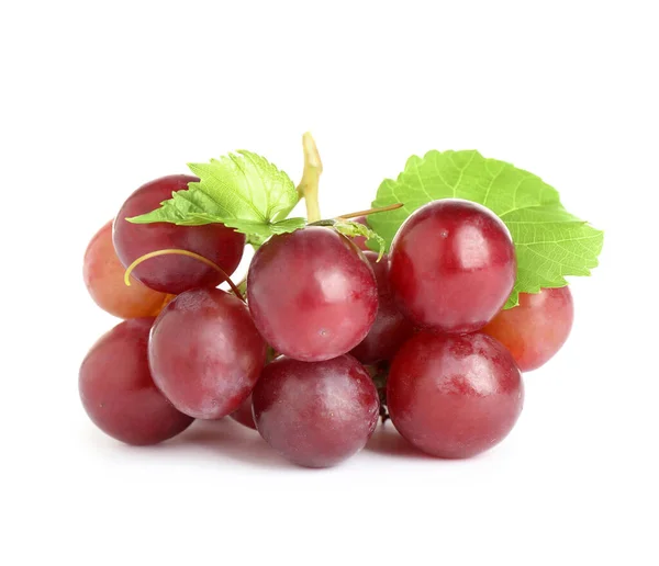 Uvas Rojas Jugosas Maduras Frescas Con Hoja Aislada Sobre Blanco — Foto de Stock