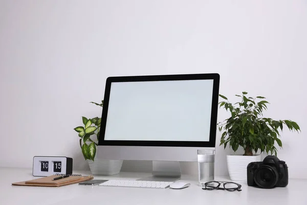 Beyaz Duvarın Yanındaki Masada Modern Bilgisayarla Rahat Bir Yeri Metin — Stok fotoğraf