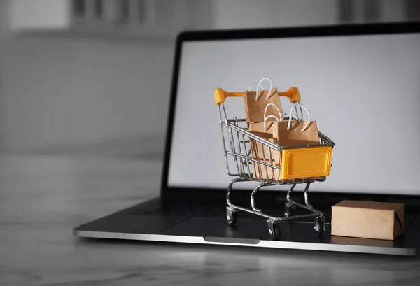 Internetes Vásárlás Modern Laptop Kis Kosár Táskák Doboz Márvány Asztal — Stock Fotó