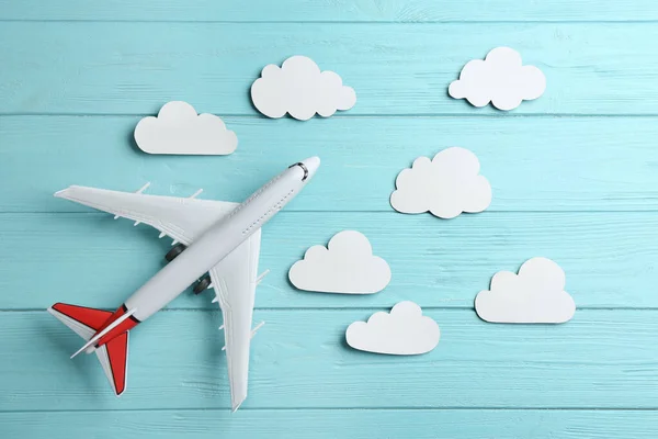 Παιχνίδι Αεροπλάνο Και Σύννεφα Ανοιχτό Μπλε Ξύλινο Φόντο Επίπεδη Lay — Φωτογραφία Αρχείου