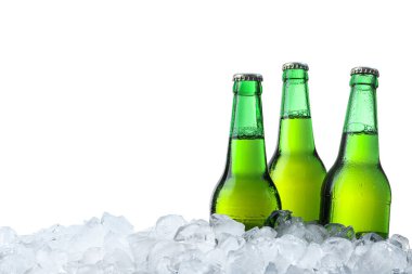 Beyaz arka planda buz küpleri üzerinde bira şişeleri
