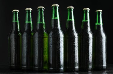 Siyah arka planda cam bira şişeleri