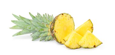 Beyaz üzerine izole edilmiş taze ananas dilimleri.