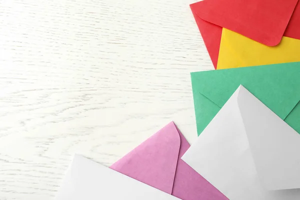 Envelopes Papel Coloridos Sobre Fundo Madeira Branco Flat Lay Espaço — Fotografia de Stock