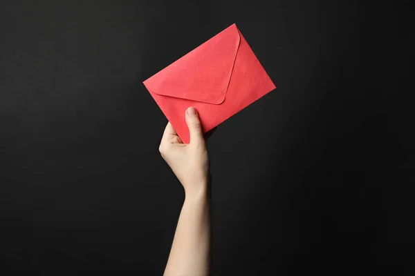 Mulher Segurando Envelope Papel Vermelho Fundo Preto Close — Fotografia de Stock