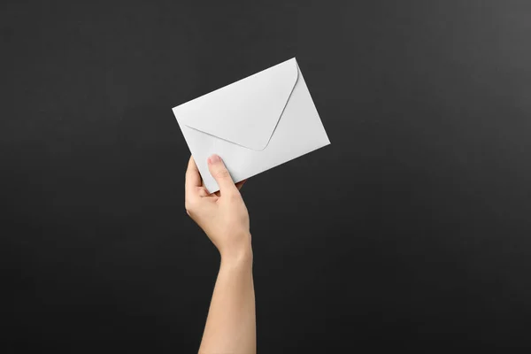 Mujer Sosteniendo Sobre Papel Blanco Sobre Fondo Negro Primer Plano —  Fotos de Stock