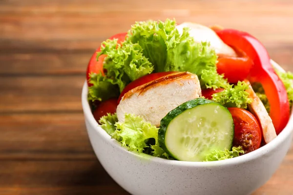 닭고기와 야채와 식탁에 맛있는 샐러드 클로즈업 — 스톡 사진