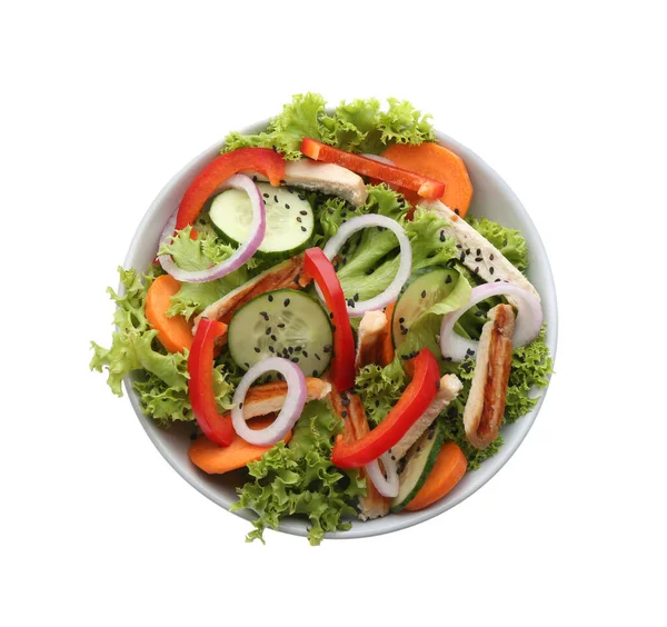 白で隔離された野菜とおいしい新鮮な鶏のサラダ トップビュー — ストック写真