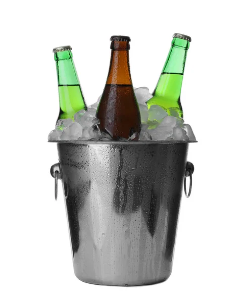 Cubo Metal Con Botellas Cerveza Cubitos Hielo Aislados Blanco — Foto de Stock