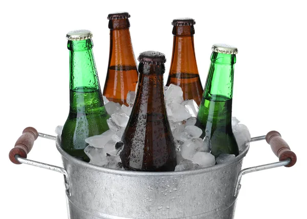 Cubo Metal Con Botellas Cerveza Cubitos Hielo Aislados Blanco — Foto de Stock