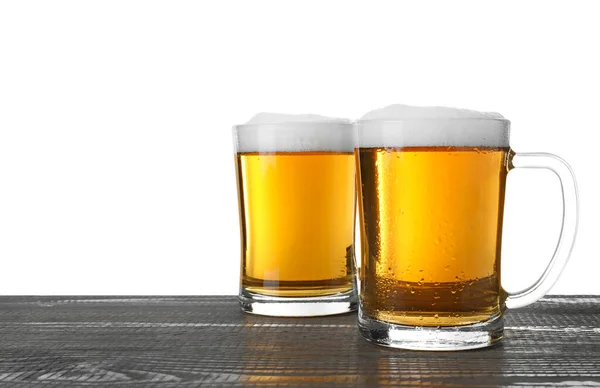 Skleněné Hrnky Chutného Piva Šedém Dřevěném Stole Bílém Pozadí — Stock fotografie