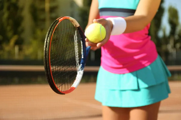 Спортсменка Готовится Подавать Теннисный Мяч Корте Крупным Планом — стоковое фото