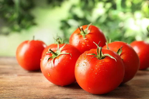 Frische Reife Tomaten Auf Holztisch Nahaufnahme — Stockfoto