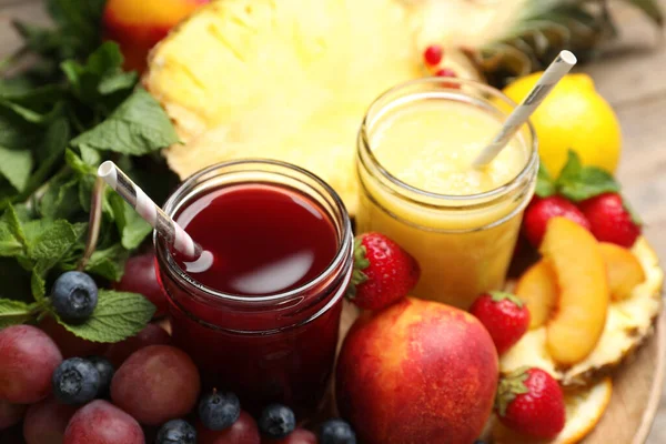 Heerlijke Kleurrijke Sappen Glazen Verse Ingrediënten Tafel Close — Stockfoto