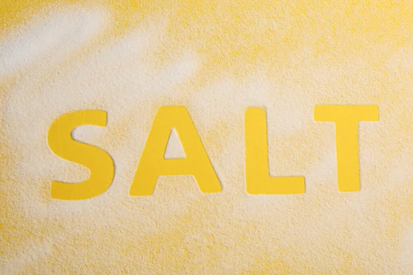 黄色の背景にWord Salt トップビュー — ストック写真