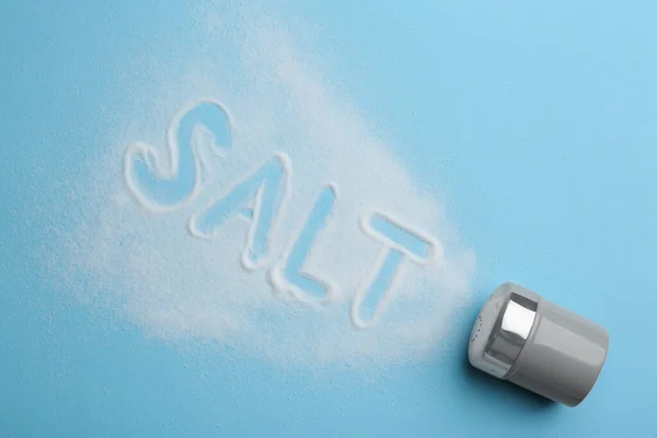 単語のSaltとライトブルーの背景に揺れ フラットレイアウト — ストック写真